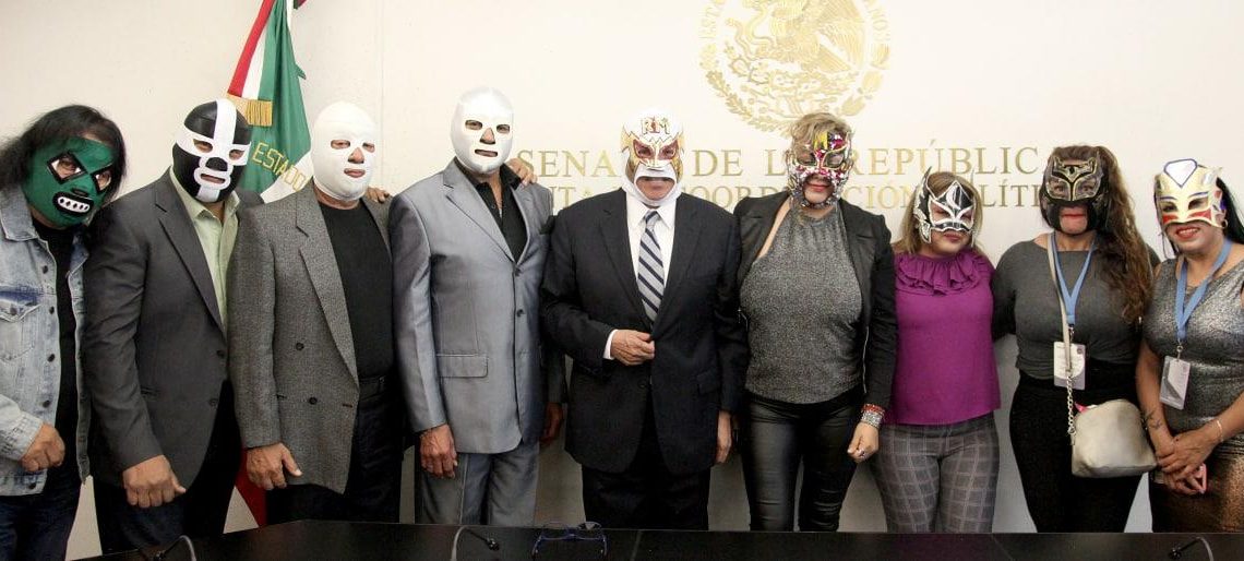 Un grupo de luchadores visitaron al senador Ricardo Monreal, para obsequiarle una máscara con sus iniciales, previo a la presentación de su “Plan Nacional de Reconciliación”, que presentará mañana en la Arena México.