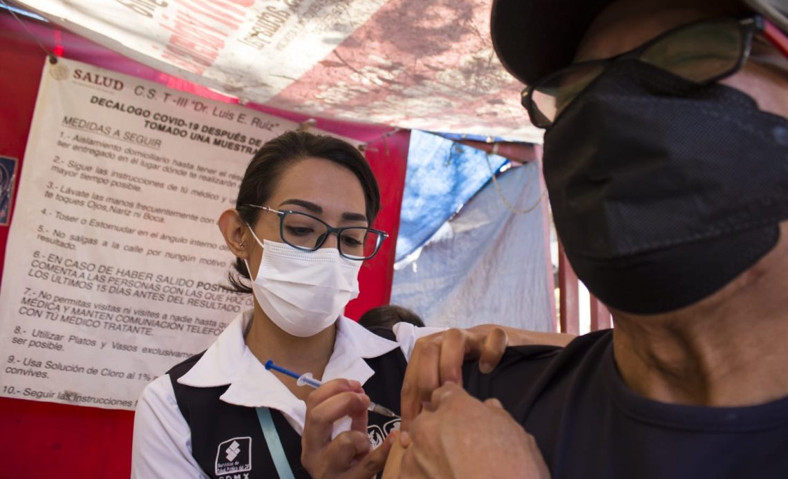 La Secretaría de Salud de la Ciudad de México (Sedesa) arrancó la campaña de vacunación contra el Covid-19 para personas mayores de 18, luego de que el Gobierno Federal recibió 4 millones  92 mil 500 dosis de la vacuna cubana Abadala el viernes pasado.