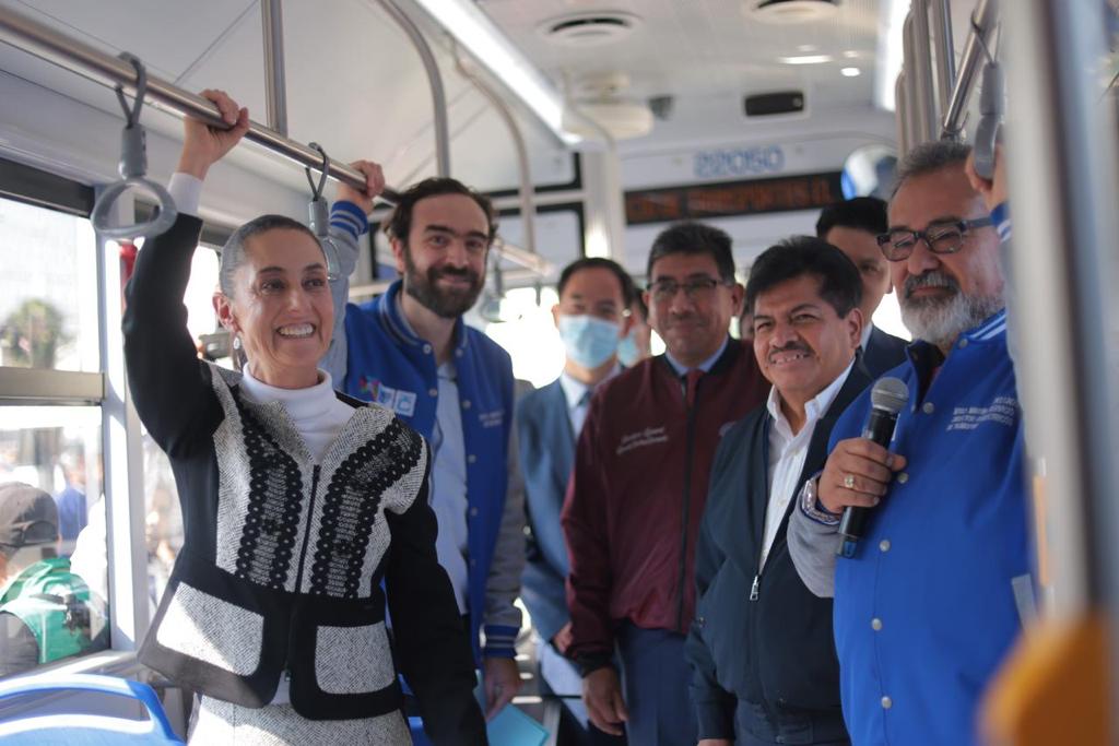 La jefa de Gobierno de la Ciudad de México Claudia Sheinbaum dio el simbólico banderazo de salida a 100 nuevas unidades del Trolebús que se destinarán a las Líneas 4, 5, 6 y 8 del Sistema de Transportes Eléctricos (STE) en beneficio de más de 100 mil usuarios, en la zona noreste de la capital.
