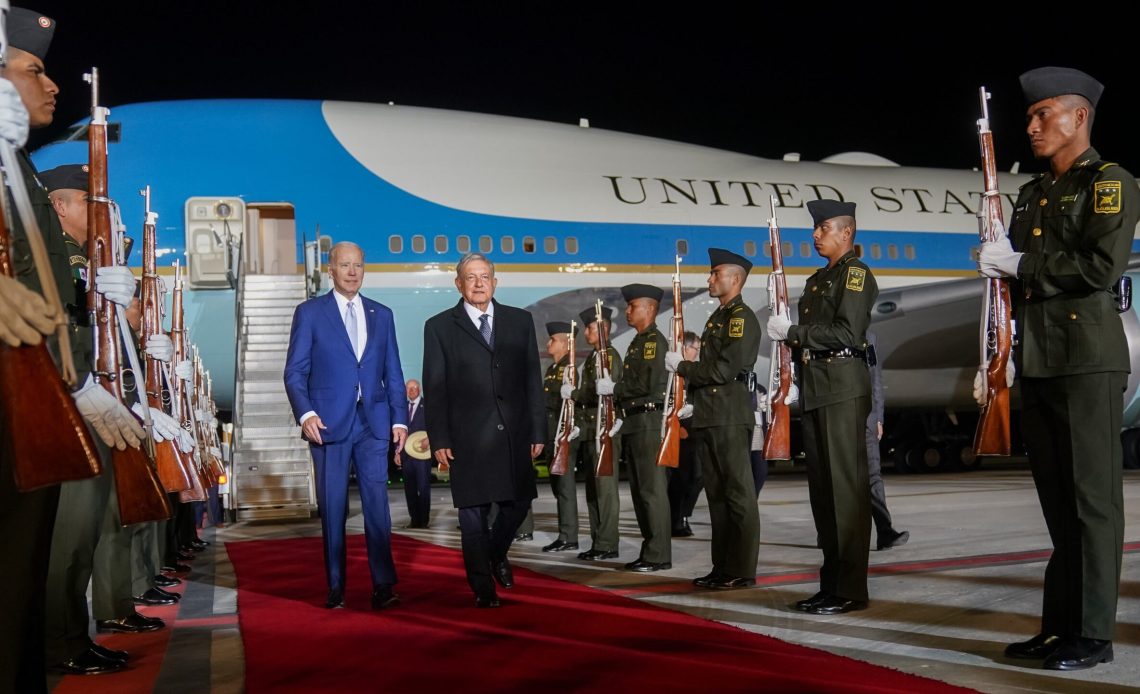 En su informe para medios de comunicación expusieron: “Luego de un viaje con baches, la caravana del presidente de Estados Unidos llegó a las 20:50 horas”.