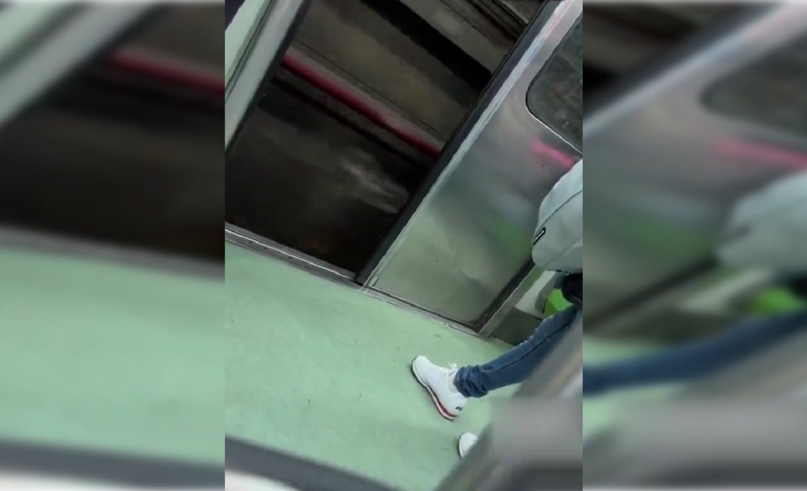 Los problemas de operación en el Metro siguen a la orden del día. En redes sociales, circula un video en el que se observa que una puerta del vagón se abre durante el trayecto de estación a estación, lo que puso en riesgo la vida de los viajeros.
