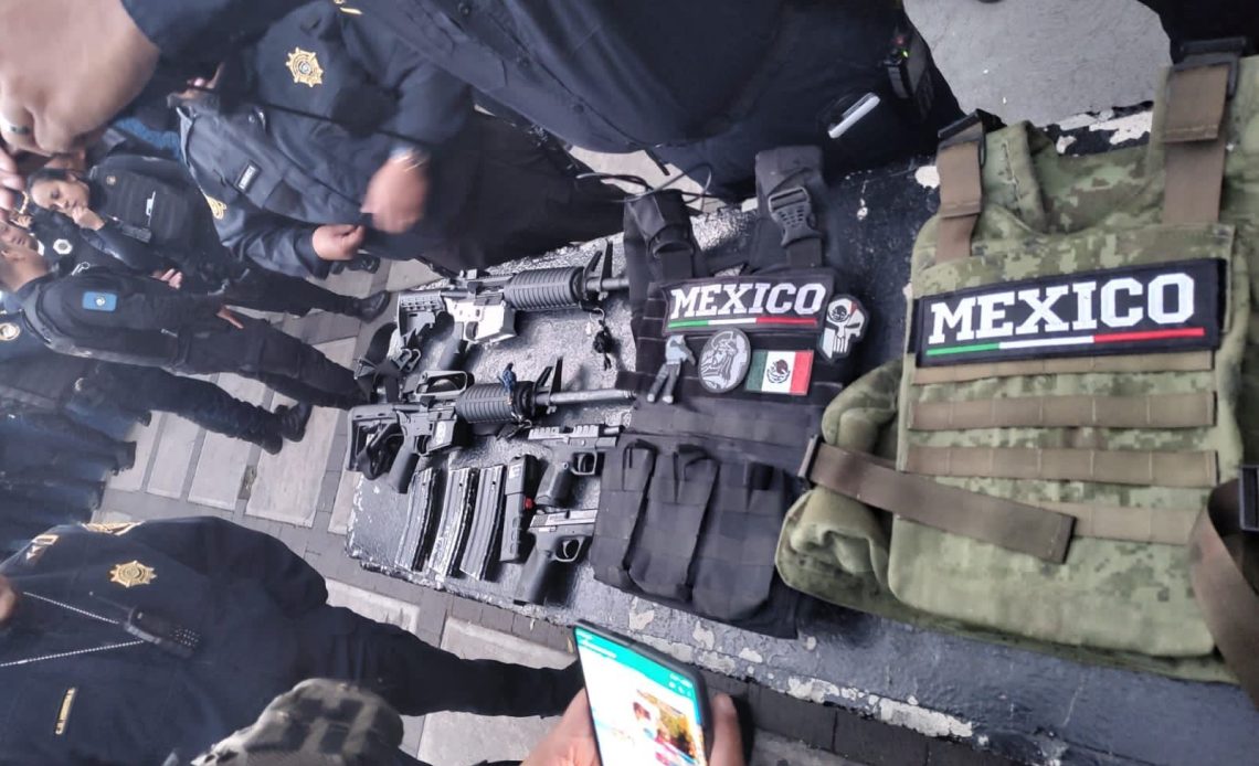 Después de una persecución y enfrentamiento con policías del Estado de México, un grupo de 7 presuntos delincuentes huyó hacia la Ciudad de México, en donde elementos de la corporación "Blindar ÁO" los detuvieron, en coordinación con la Secretaría de Seguridad Ciudadana.