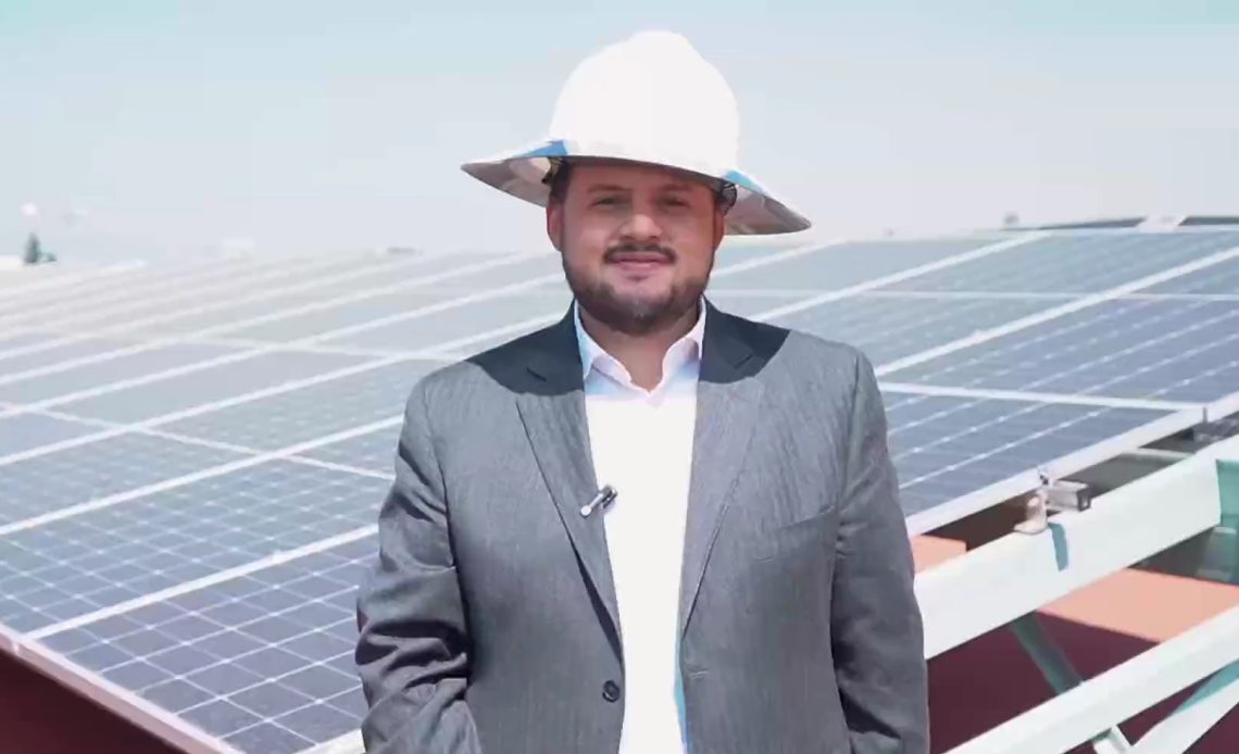 El presidente de Morena en la CDMX, Sebastián Ramírez, informa que se contará con la Central Eléctrica Fotovoltaica más grande del mundo en el corazón de una ciudad. Son 500 mil metros cuadrados de paneles solares para abastecer diariamente de energía a 440 mil usuarios.