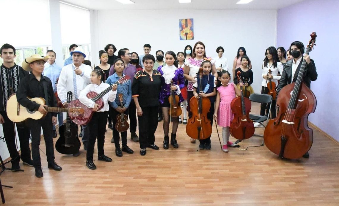 La maestra Silvia Lozano, fundadora del Ballet Folclórico Nacional de México con el cual se ha dado a la tarea de difundir, preservar y promover el arte y la cultura de nuestro país por más de 60 años en más de 30 países de los cinco continentes, en los que ha recibido premios y reconocimientos, visitó Tláhuac.  