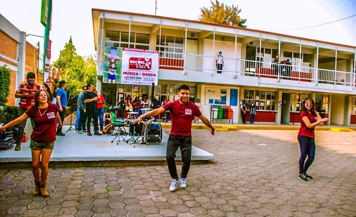 on la intención de motivar a más jóvenes a unirse al proyecto de educación integral con valores “Escuelas para la Vida”, alumnos realizaron demostraciones de música, danza y box en diversos planteles educativos de la alcaldía Tláhuac.