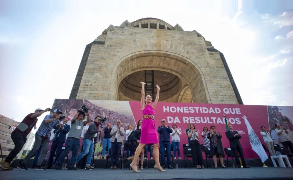 Al rendir un informe de cierre de su administración y despedirse de ella, a cuatro años y medio de haber comenzado, la jefa de Gobierno, Claudia Sheinbaum resaltó que no le está diciendo un adiós a la Ciudad de México ni a su gente, si no que va seguir “una etapa decisiva para nuestra patria”,