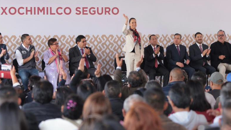 La jefa de Gobierno, Claudia Sheinbaum, encabezó el arranque del plan “Xochimilco Seguro”, que va a apuntalar al alcalde de esa Demarcación Territorial, José Carlos Acosta, de Morena, quien en las próximas semanas podría enfrentarse a una consulta de revocación de mandato.