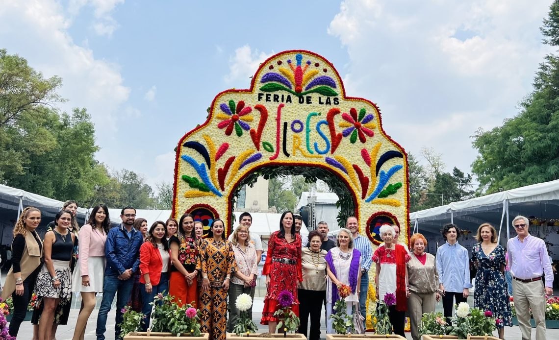 “Queremos que la feria sea un Canto a la Vida.”, porque así son nuestras fiestas: alegres, vivas, vistosas, con música, comida y baile. Y queremos que esta tradición se conserve, se consolide y se extienda”, subrayó.