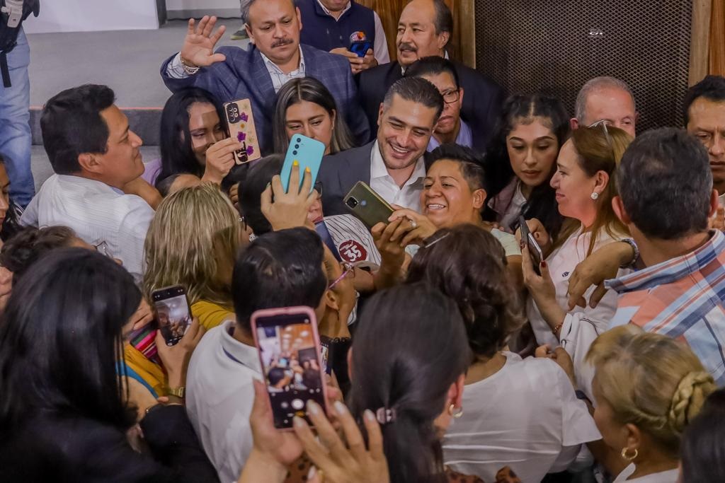 En la última semana, el aspirante de Morena la Jefatura de Gobierno de la CDMX, Omar García Harfuch se reunió con diferentes sectores de la población y corporativos, ante quienes dijo que es indispensable dar continuidad. FOTO: Campaña Harfuch