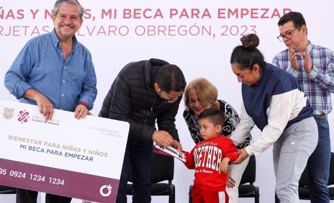 Este fin de semana, el jefe de Gobierno de la Ciudad de México, Martí Batres entregó escrituras a familias y tarjetas de los programas educativos de la capital del país, para habitantes de la Alcaldía Álvaro Obregón, la tercera más poblada de la Ciudad de México. FOTO: GCDMX