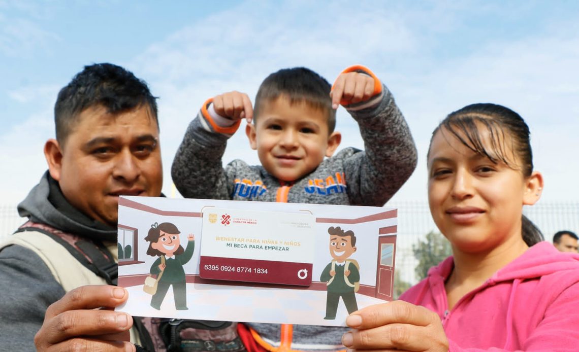 Martí Batres, Jefe de Gobierno inició con la segunda fase de entrega de recursos del Programa “La Escuela es Nuestra - Mejor Escuela” a representantes de 700 planteles de educación pública básica de las 16 Alcaldías, que beneficiará a 315 mil 558 alumnos. FOTO: GCMDX