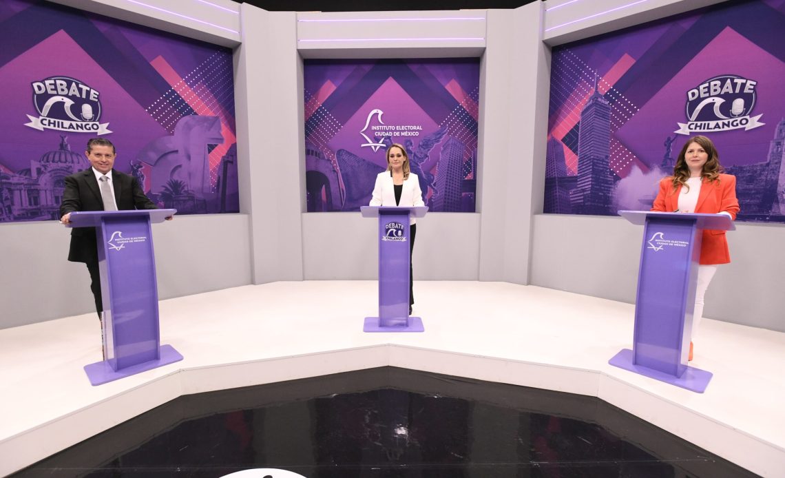 Durante una hora y media, las candidatas de Morena y Movimiento Ciudadano trabajaron en equipo, en contra del abanderado de Va X la Ciudad de México. Si en ese tiempo hicieron alguna propuesta en el debate, se perdieron entre tanto lodo que arrojaron. FOTO: IECM