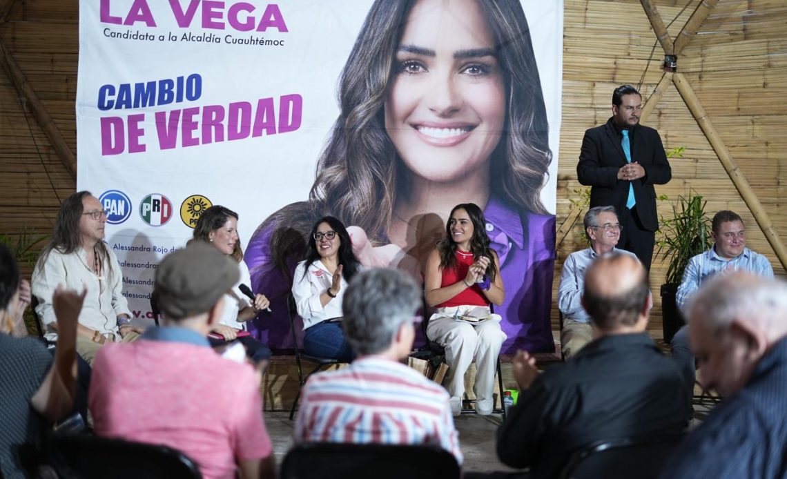 La candidata por la coalición “Va por la Ciudad de México”, integrada por el PRI, PAN y PRD, Ale Rojo de la Vega, presentó ante vecinos y vecinas de la Roma sur, así como con integrantes de organizaciones ambientales y de la aspirante a la diputación local Distrito 9, Silvia Sánchez Barrios. FOTO: Especial