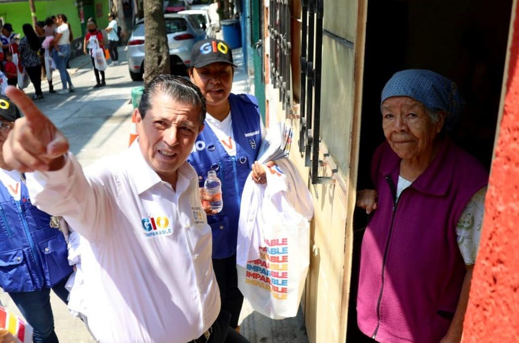 El abanderado de PRI, PAN y PRD para Coyoacán visitó anoche a los condóminos de Pedregal del Maurel, en donde le reconocieron de viva voz el trabajo cuando fue alcalde y poco antes visitó la colonia Ajusco y el pueblo de La Candelaria así como la colonia Media Luna. FOTO: Especial