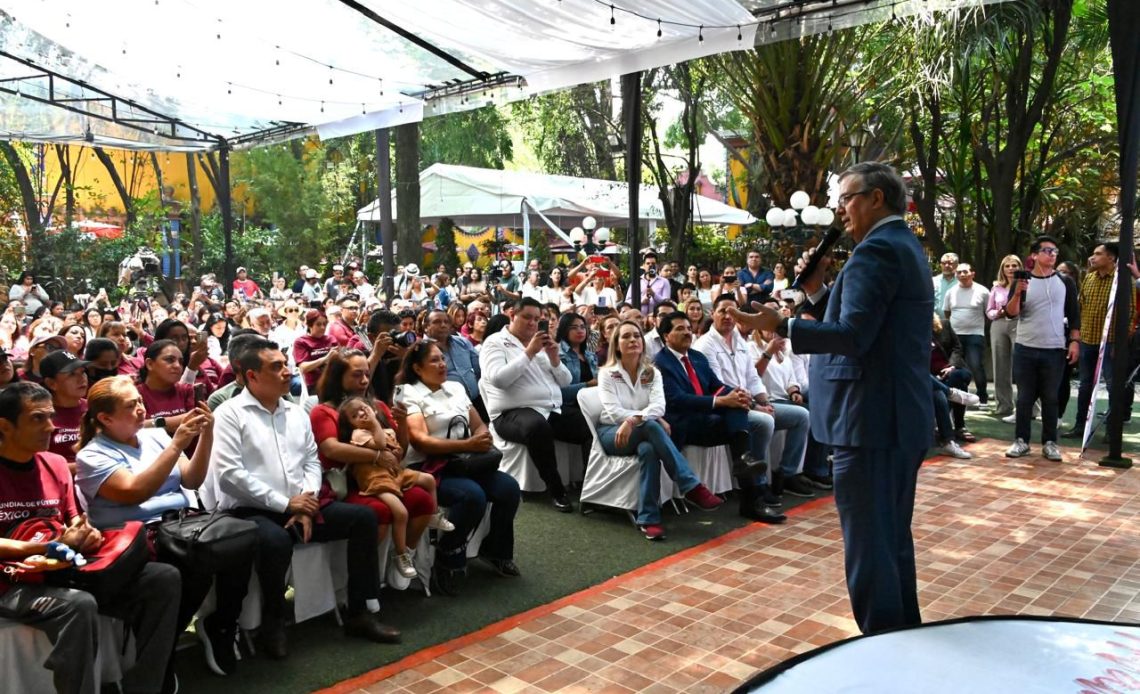 El ex jefe de Gobierno Marcelo Ebrard, el mismo que construyó la Línea 12 que se desplomó, anda de caradura haciendo campaña con Morena en la Ciudad de México, aunque la verdad es que no queda claro en qué les puede ayudar. Por lo pronto en el ánimo no, porque no suena para nada convincente de que los candidatos que apoya van a ganar. FOTO: Especial