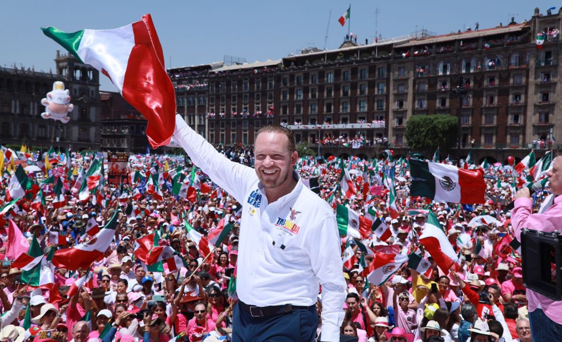 Si bien siempre han tenido una buena relación Xóchitl Gálvez y Santiago Taboada, desde que ambos son candidatos –ella a la Presidencia y él a la Jefatura de Gobierno– no se había percibido tanta cercanía entre ambos, como la de este domingo en el Zócalo. FOTO: Especial