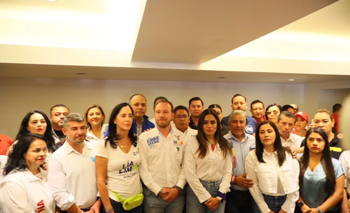 Además, Taboada y todos los candidatos a alcaldes y diputados locales también expresaron su pleno respaldo a Rojo de la Vega, cuyo vehículo fue baleado la noche del sábado, pero afortunadamente ella resultó ilesa. FOTO: Especial