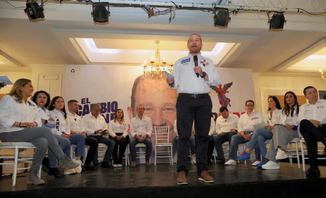 En colonias donde los candidatos opositores hacen recorridos o mítines también ocurre el cierre de válvulas por parte del Sistema de Aguas, acusó Santiago Taboada. FOTO: Especial