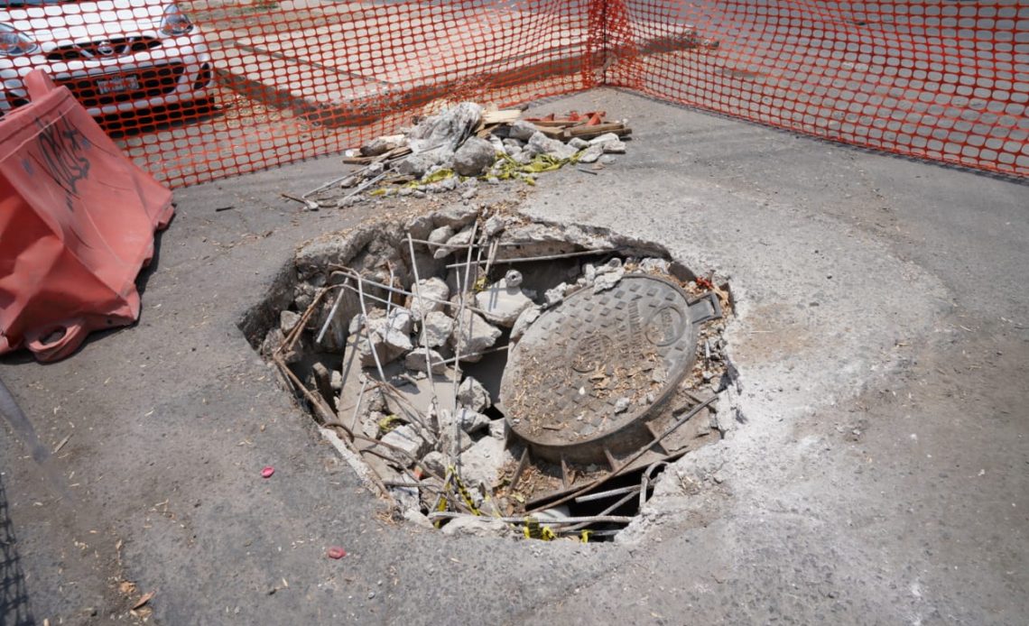 “Hacemos un llamado al Jefe de Gobierno a que se pongan a chambear y antes de que Morena se vaya de la Ciudad, dejen bien el pavimento de la lateral de Río San Joaquín”, insistió Taboada. FOTOS: Especial