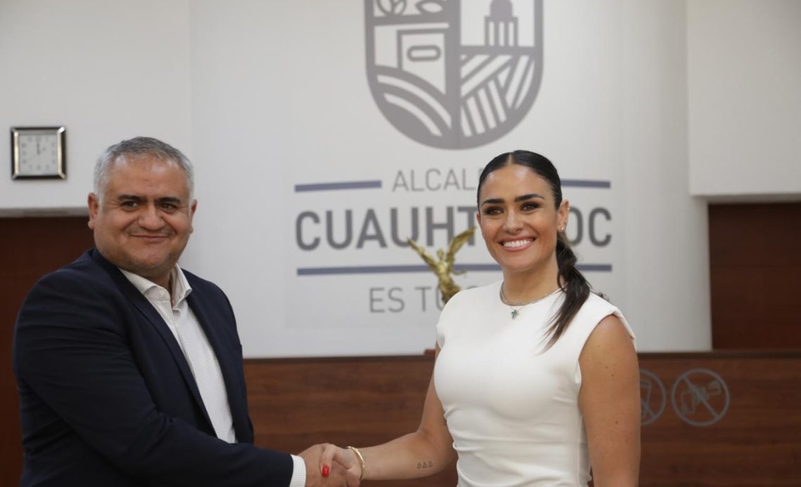 En las instalaciones de la Alcaldía Cuauhtémoc, a invitación del alcalde Raúl Ortega, se reunió con la alcaldesa electa, Alessandra Rojo de la Vega, para iniciar simbólicamente la transición. FOTO: Especial