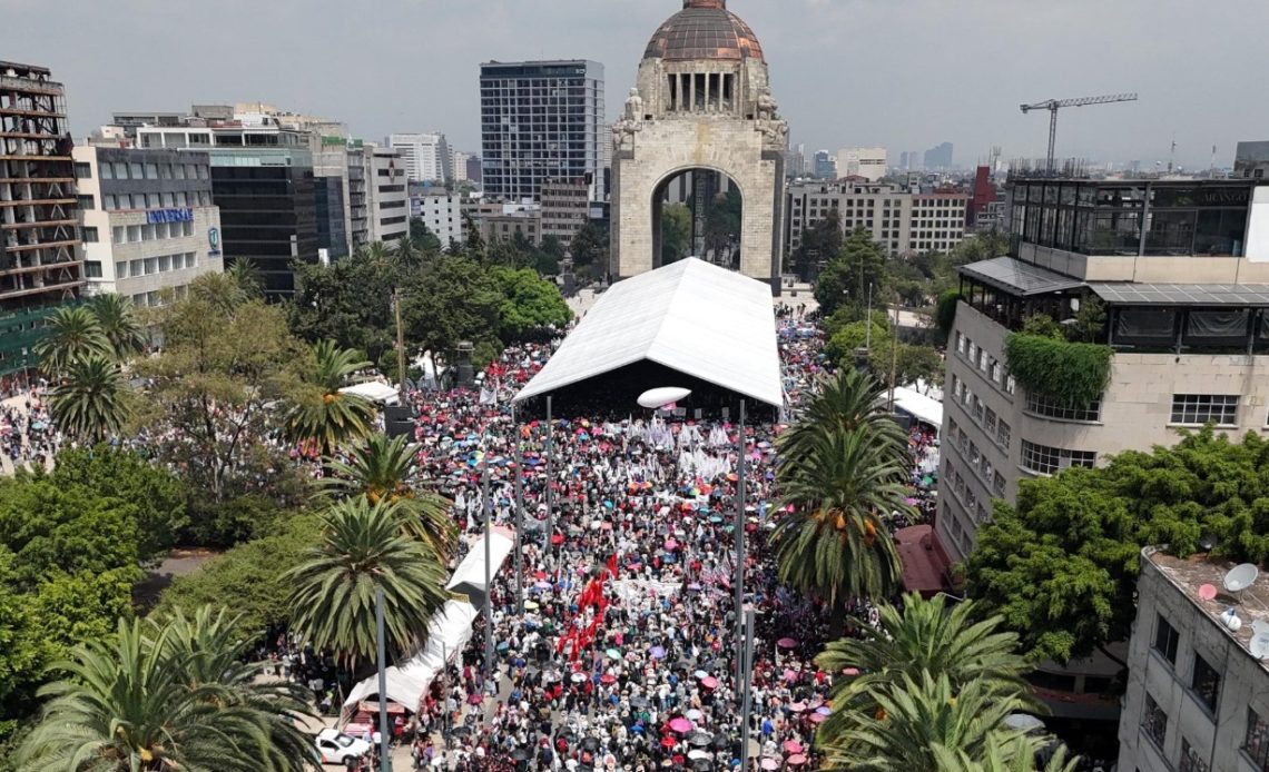 El Jefe de Gobierno de la Ciudad de México, Martí Batres, presentó su informe anual de actividades al cumplirse 12 meses de haber asumido el cargo, sucediendo a Claudia Sheinbaum, actual presidenta electa de México. La presentación tuvo lugar en la explanada del Monumento a la Revolución, donde Batres destacó los logros más significativos de su administración en el último año.