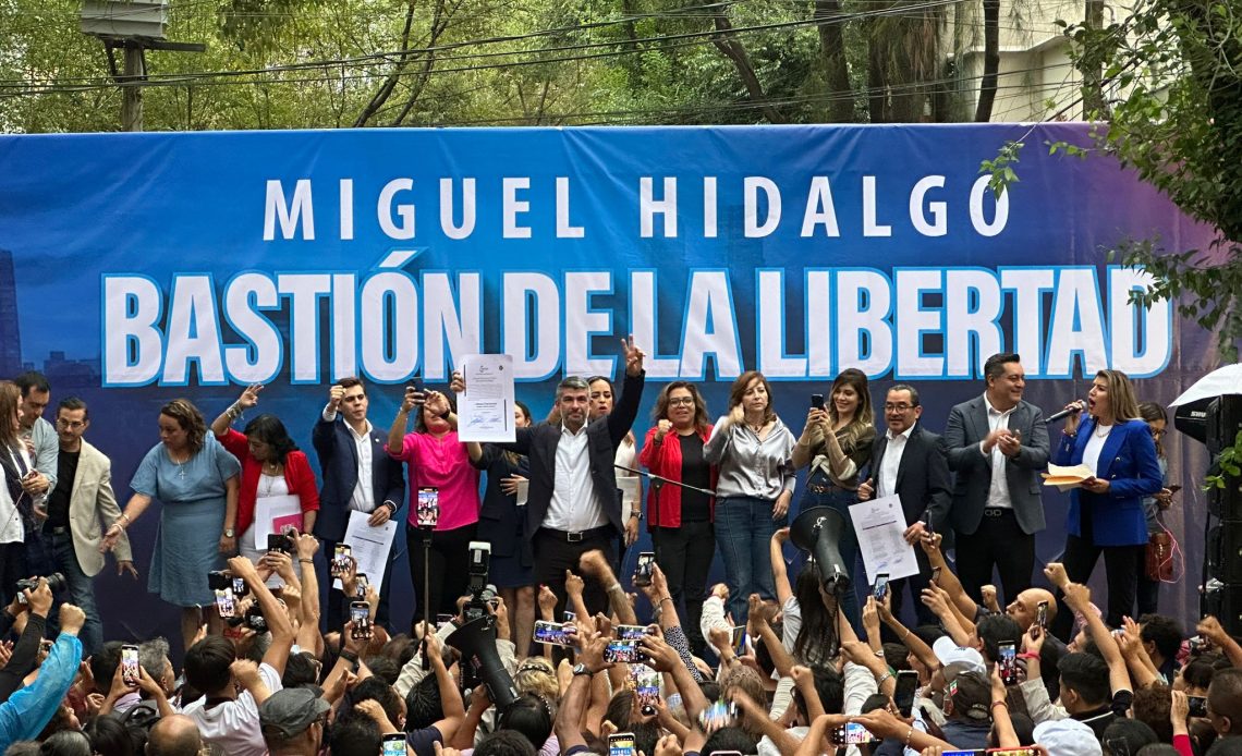 Tras ganar las elecciones del 2 de junio, Mauricio Tabe recibió este jueves por parte del Instituto Electoral de la Ciudad de México su constancia de mayoría que lo acredita como alcalde electo de Miguel Hidalgo para el periodo 2024-2027. FOTO: Especial