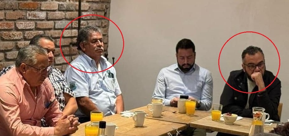 Ricardo Del Moral, líder de la Sección 1 del SUTGCDMX (tercero de izquierda a derecha), en reunión transando con Fernando Mercado.