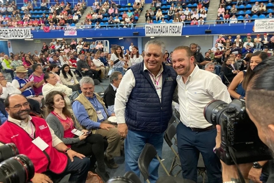 Después de un mes sin actividad pública, el ex candidato a la Jefatura de Gobierno de la CDMX, Santiago Taboada, reapareció este fin de semana en lo que llamaron Encuentro Nacional Ciudadano con las organizaciones que conforman la llamada Marea Rosa, que apoyaron la campaña del panista. FOTO: Especial