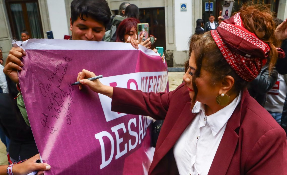 Le cayó como anillo al dedo a Clara Brugada la señal que recibió desde Palacio, de que al menos el primer mes posterior a las elecciones guardara un perfil público muy bajo para permitir que solamente figurara Claudia Sheinbaum, la virtual presidenta electa. FOTO: X / Brugada