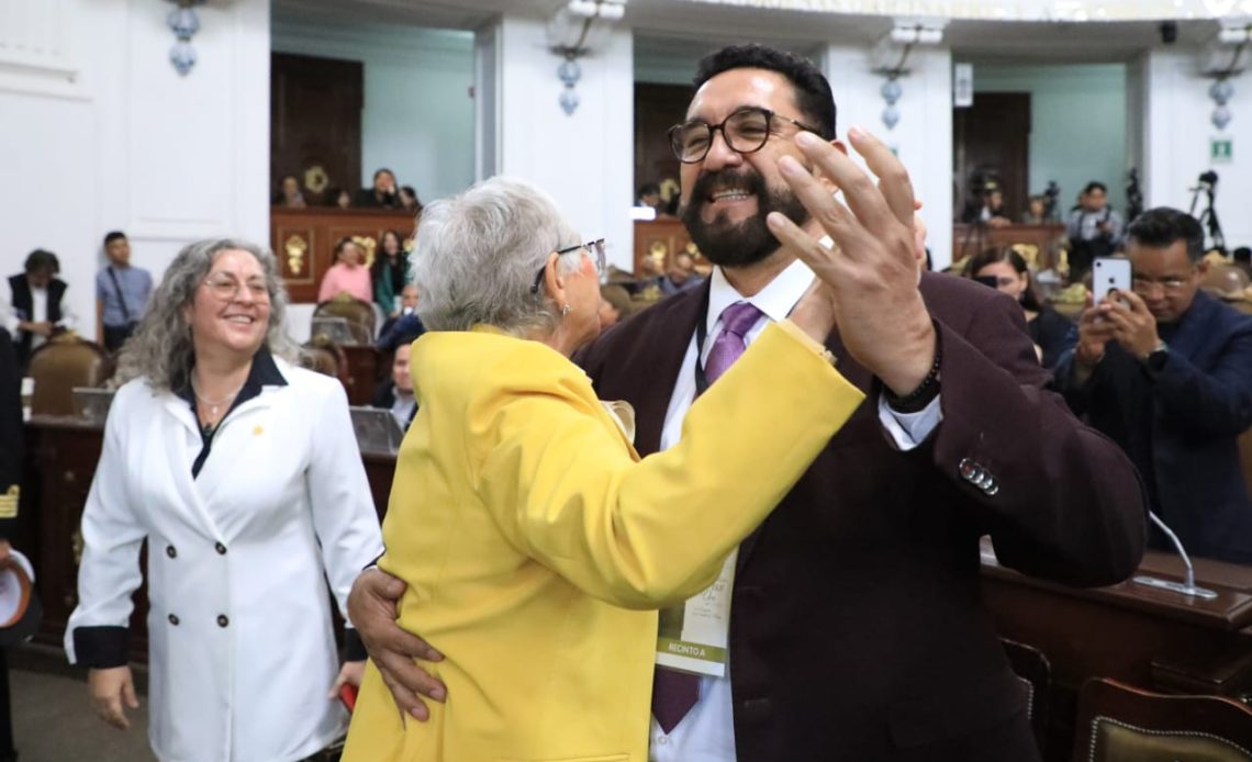 el encargado de despacho de la Fiscalía CDMX, Ulises Lara, bailó de ‘cachetito’ con la ministra en retiro, senadora de Morena y diputada federal electa, Olga Sánchez Cordero, lo que rompió todo protocolo en una sesión solemne del Congreso de la Ciudad de México. FOTO: Especial