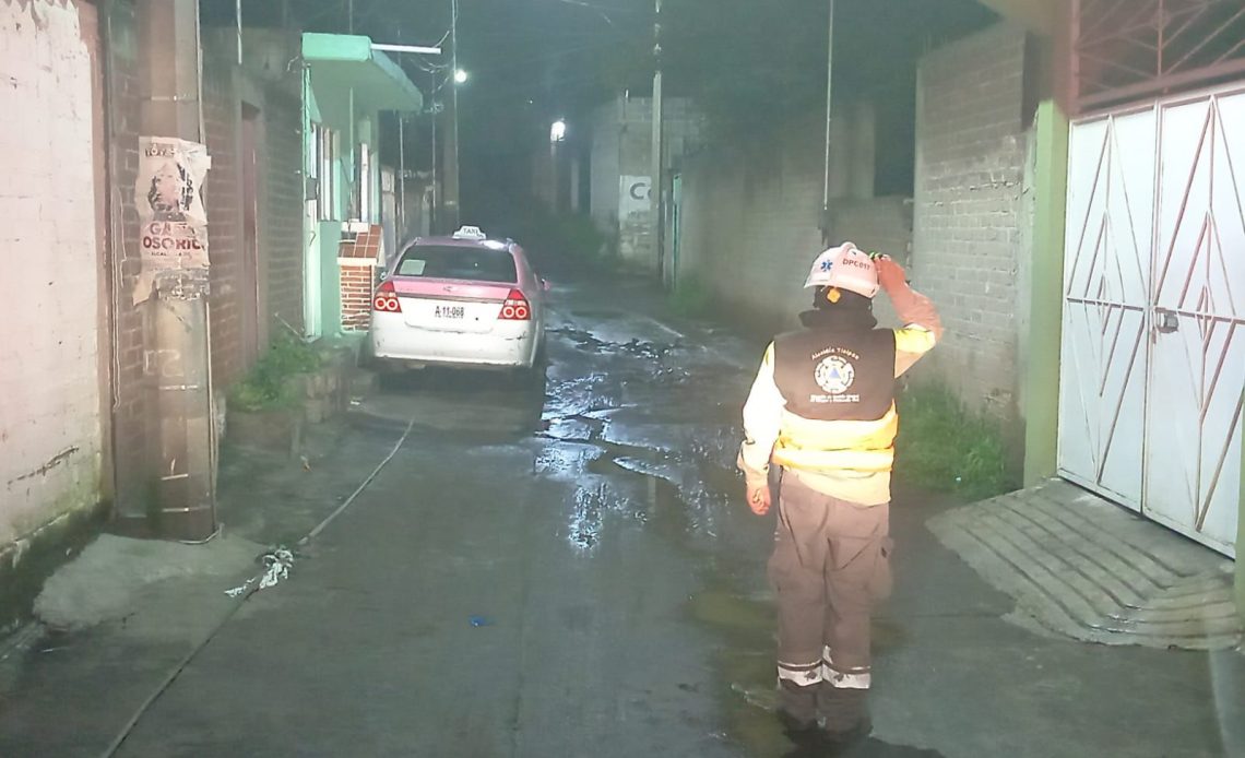 Asimismo, personal de Operación Hidráulica se encuentra en la calle La Virgen, San Miguel Topilejo, para disminuir los niveles de agua acumulada, por medio de un vehículo hidroneumático (Vactor).