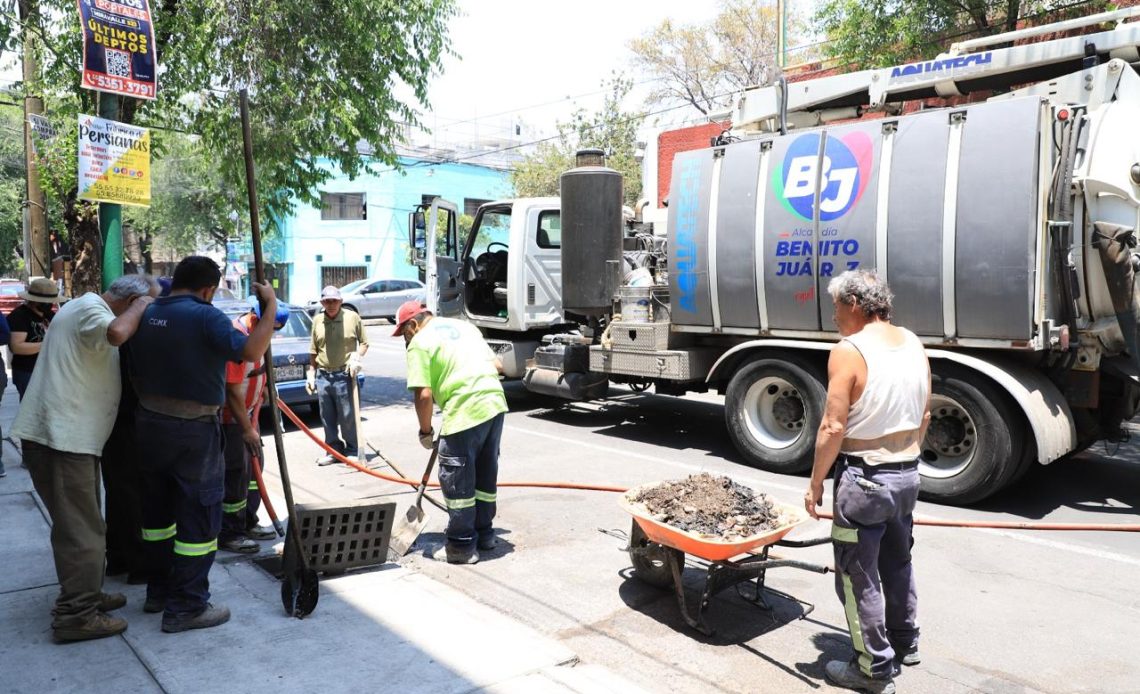 La alcaldía Benito Juárez puso en marcha una nueva jornada del Programa Anual de Desazolve 2025, con el objetivo de prevenir encharcamientos e inundaciones durante la próxima temporada de lluvias. Los trabajos forman parte del mantenimiento preventivo de la red secundaria de drenaje. FOTO: Especial