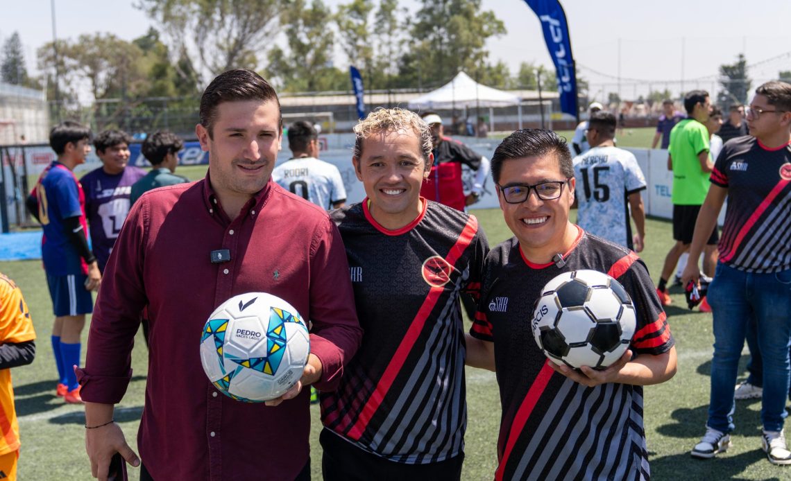 Este viernes arrancó en el Deportivo Vivanco el torneo “De la Calle a la Cancha”, impulsado por los diputados Pedro Haces Lago y Alberto Vanegas, en conjunto con la Fundación Telmex-Telcel, y con la participación de más de 500 niñas y niños en su jornada inaugural. El evento busca abrir oportunidades reales para las juventudes a través del deporte. FOTO: Especial