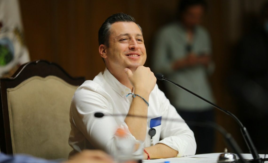 Quizás por eso mismo, porque ya era conocido por su obra, no logró obtener el mayor número de votos en la competencia senatorial. Llegó al senado por la vía del segundo lugar, lo que llaman “primera minoría”. FOTO: Especial