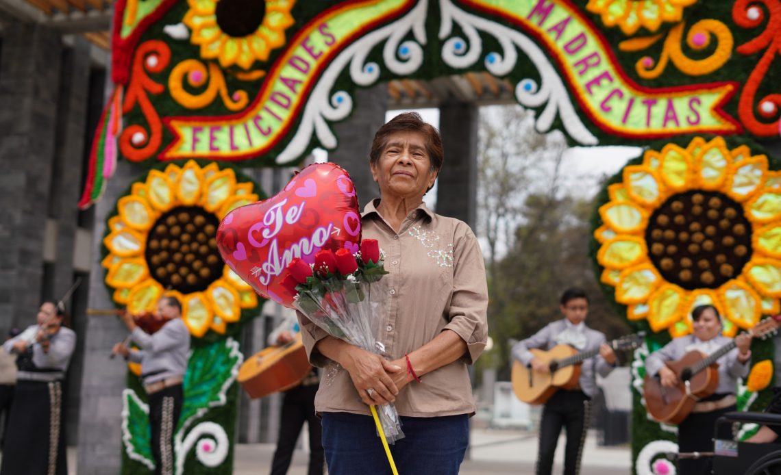 Mauricio Tabe, alcalde de Miguel Hidalgo, informó que todo se encuentra listo en los panteones Civil de Dolores y Sanctórum para celebrar a las mamás este 10 de mayo, donde se espera una afluencia de más de 28 mil personas.