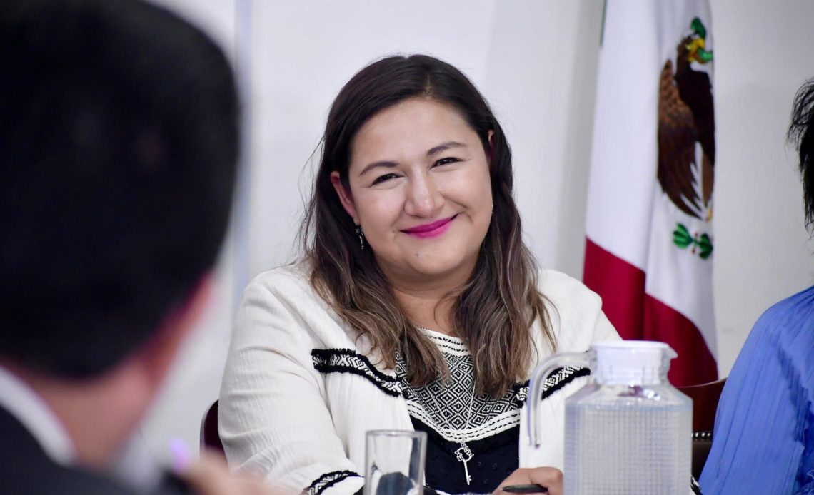 La alcaldesa de Azcapotzalco, Nancy Núñez, llevó a sus porristas acarreados a las puertas del Congreso de la Ciudad de México, ante quienes al salir gritó: “¡Ganamos esta comparecencia!”. ¿Ganamos? ¿A quién le ganaron? ¿Contra quién compitieron? En realidad, casi nadie la cuestionó. FOTO: Especial