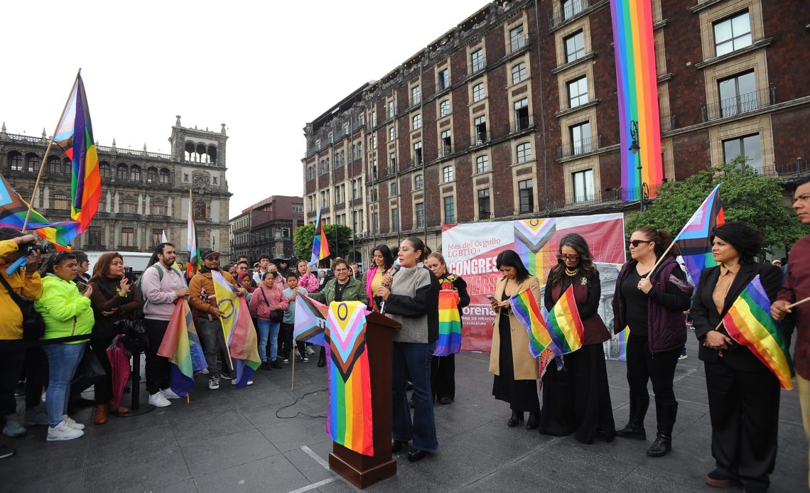 La diputada Xóchitl Bravo encabezó la presentación de las banderas de la diversidad sexual y de género que se colocaron en las fachadas de los edificios del Congreso capitalino.