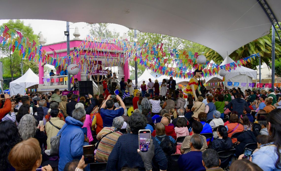 Vaya que la alcaldesa de Azcapotzalco Nancy Núñez infló, le ‘cuchareó’ con ganas al número de supuestos asistentes a la Guelaguetza 2025 en esa demarcación, como si estuviera hablando de los acarreados y participantes a sus mítines políticos. FOTO: Especial
