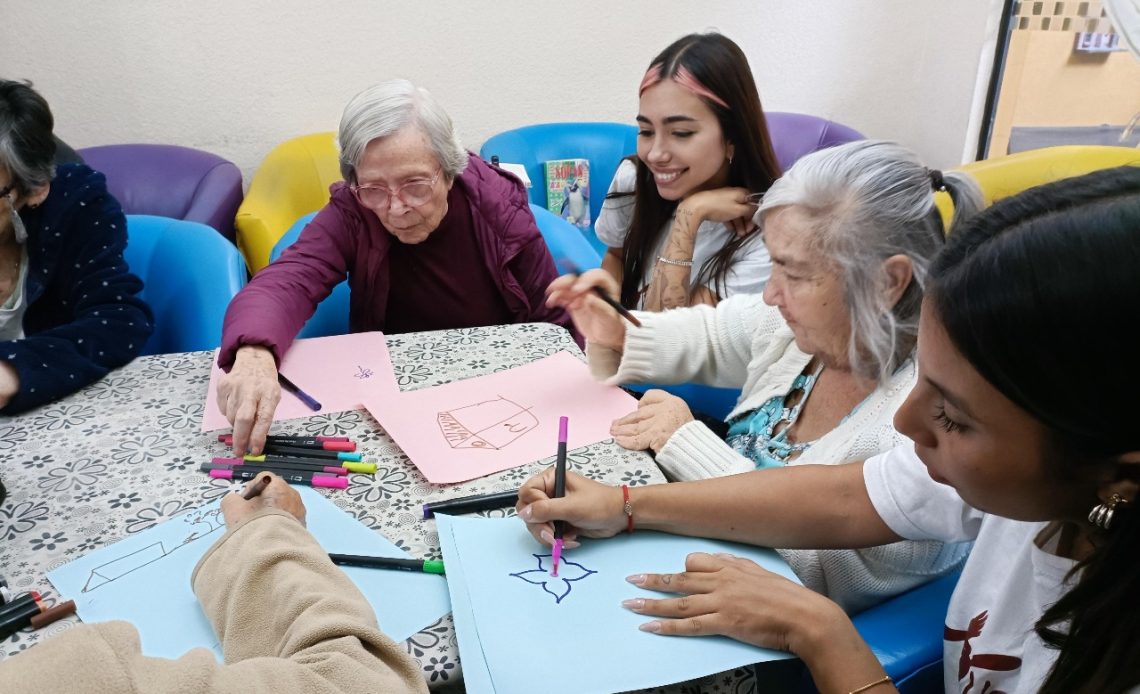 Muchos voluntariados, como el de Huellas, se realiza en grupos, lo que te brinda la oportunidad de hacer amigos y establecer buenas relaciones sociales ayudando a los demás. Es una experiencia enriquecedora que te lleva a conectar con personas que comparten tus valores y compromiso con la comunidad.
