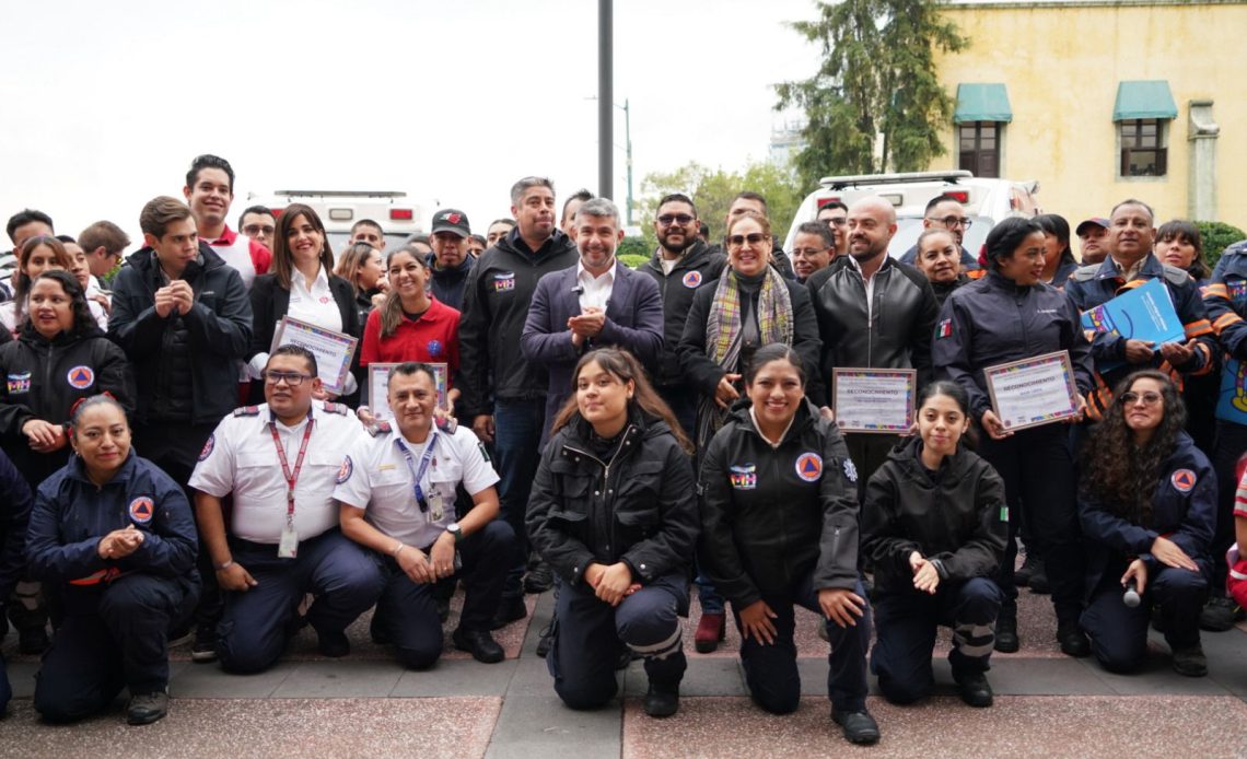 Mauricio Tabe, alcalde de Miguel Hidalgo, reconoció el trabajo de los socorristas, voluntarios y paramédicos que con su entrega han colocado a la demarcación con el mejor tiempo de respuesta para atender emergencias en la Ciudad de México. FOTO: Especial