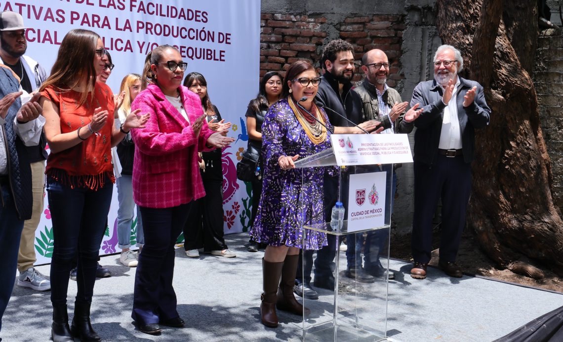 La jefa de Gobierno calificó como un gran logro el “Acuerdo de Facilidades Administrativas para la Producción de Vivienda Social Pública y/o Asequible”, porque “rompe los muros burocráticos”. FOTO: Especial