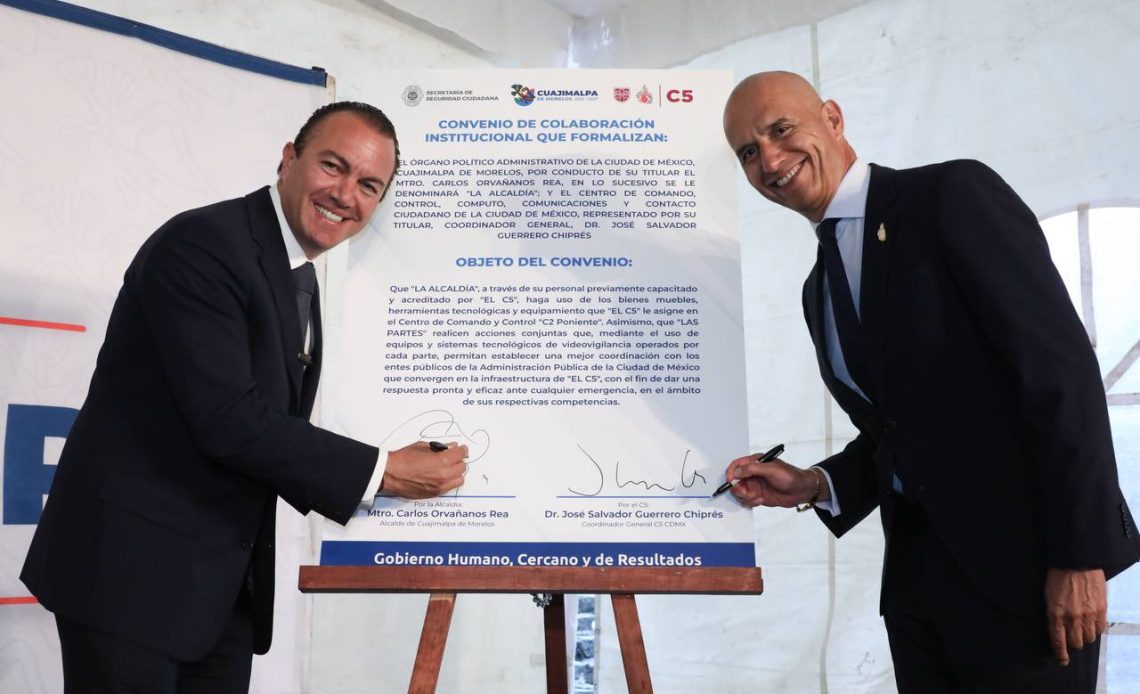 Con el objeto de fortalecer la seguridad en Cuajimalpa y la capacidad de respuesta ante emergencias, el Alcalde Carlos Orvañanos Rea y Salvador Guerrero Chiprés, Coordinador General del Centro de Comando, Control, Cómputo, Comunicaciones y Contacto Ciudadano de la Ciudad de México (C5) firmaron un convenio de colaboración. FOTOS: Especial