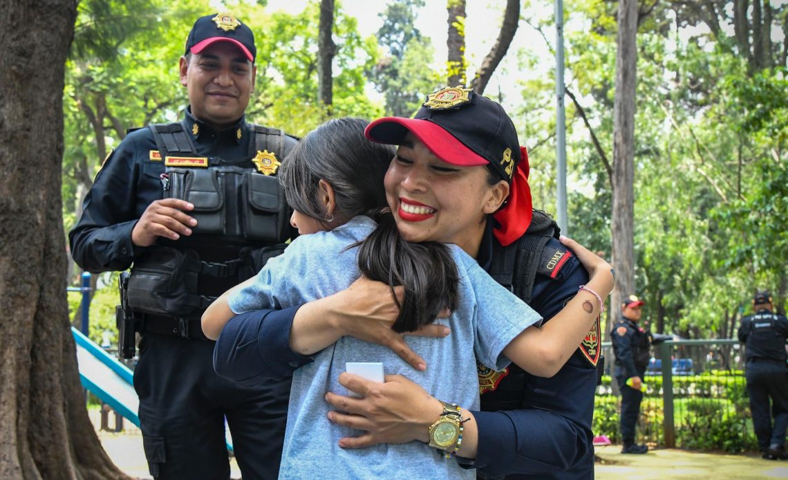 Ante el inicio del ciclo escolar 2025-2026, la alcaldía Benito Juárez refuerza la seguridad en planteles de educación básica mediante el operativo “Caminito de la Escuela”, en el que elementos de Blindar BJ360° buscan garantizar la integridad física de alumnos, madres y padres de familia, maestros y comunidad escolar. FOTOS: Especial
