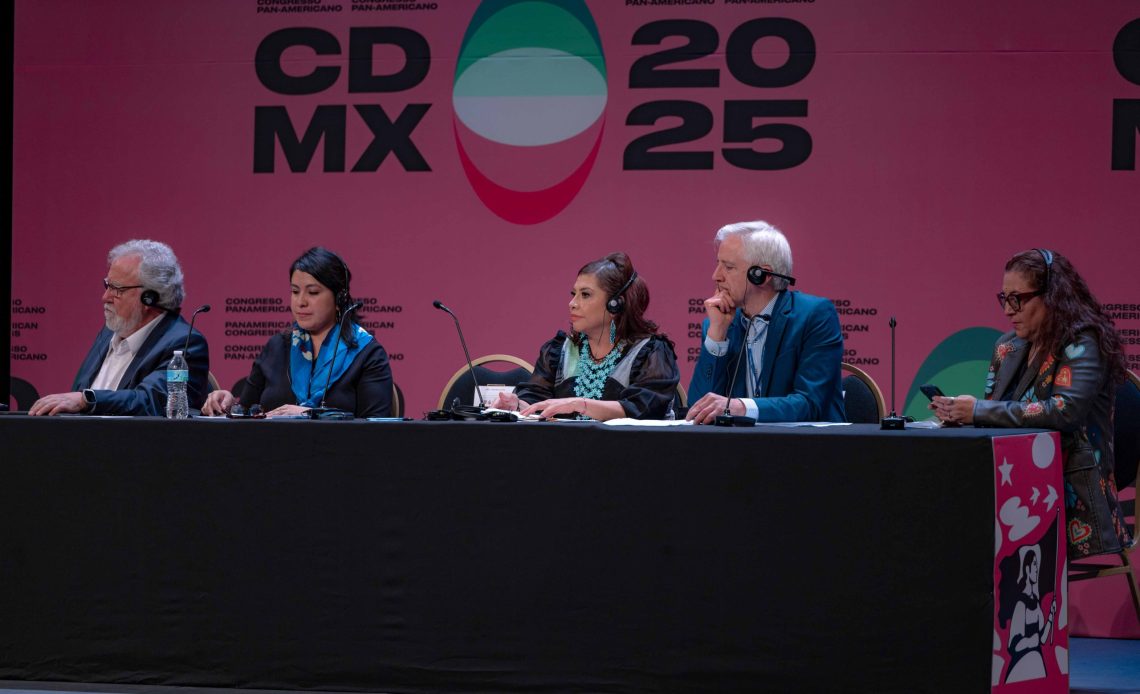 Desde el Teatro de la Ciudad de México “Esperanza Iris”, la mandataria capitalina, expresó que las acciones y proyectos deben de salir del conversatorio existente del Congreso, pues solo así se construirá una red de unidad entre naciones. FOTO: Especial