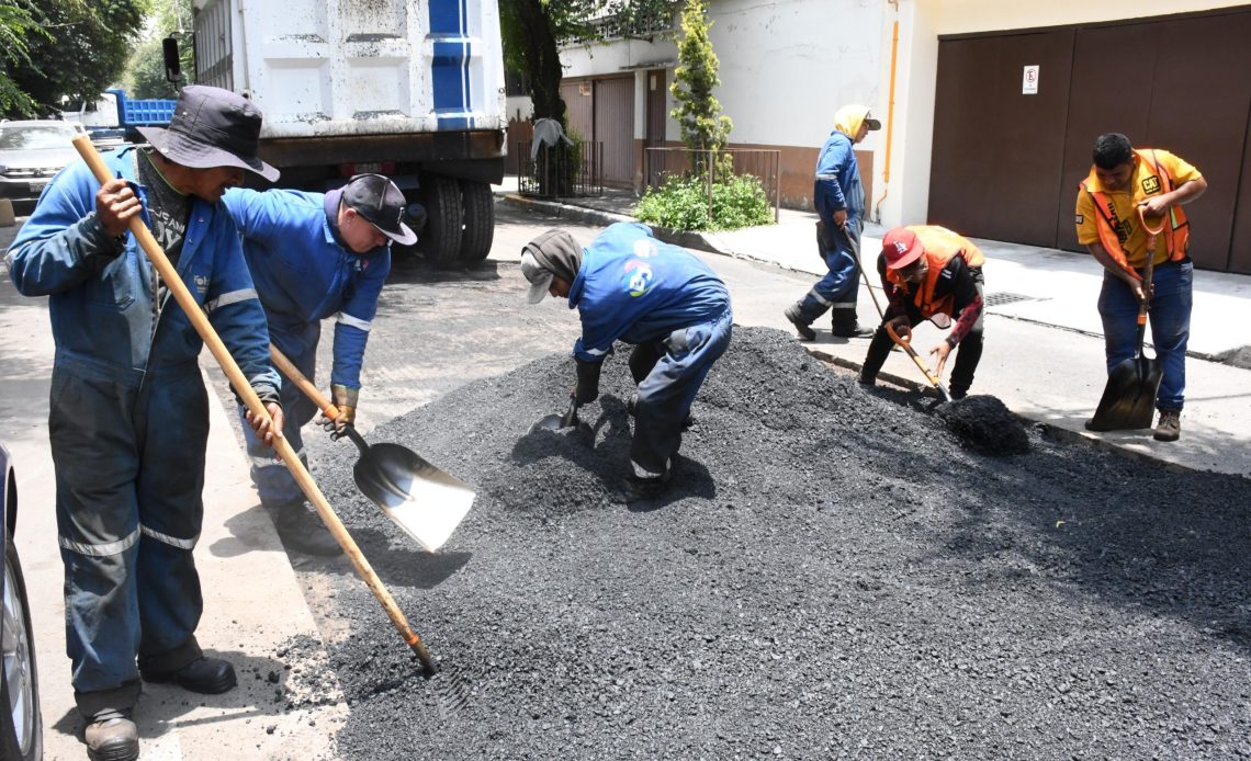 Bajo la instrucción del alcalde Luis Mendoza, la alcaldía Benito Juárez bacheó más de 48 mil metros cuadrados de carpeta asfáltica que se traducen en más de 6 mil 900 baches tapados y se continúa avanzando en su objetivo de erradicar los baches en la demarcación. FOTO: Especial