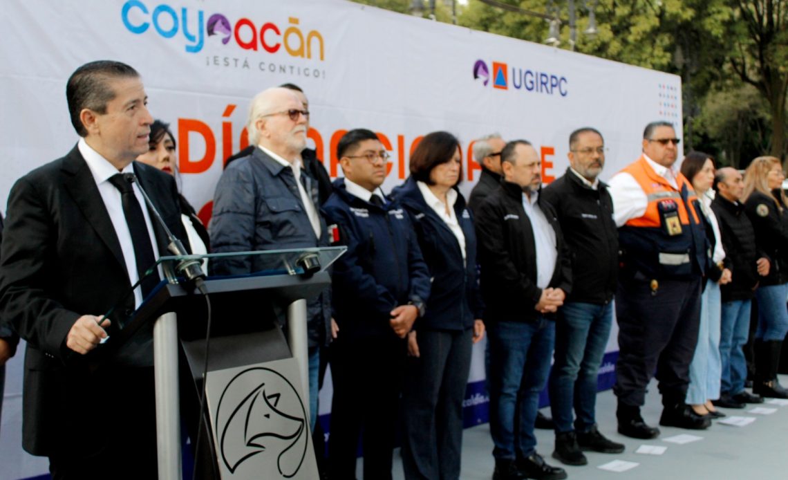 Giovani Gutiérrez encabezó la ceremonia cívica en el centro de Coyoacán, donde se depositó una ofrenda floral, se izó la bandera a media asta y se guardó un minuto de silencio con el puño derecho en alto, en memoria de quienes perdieron la vida en los sismos de 1985 y 2017. FOTOS: Especial