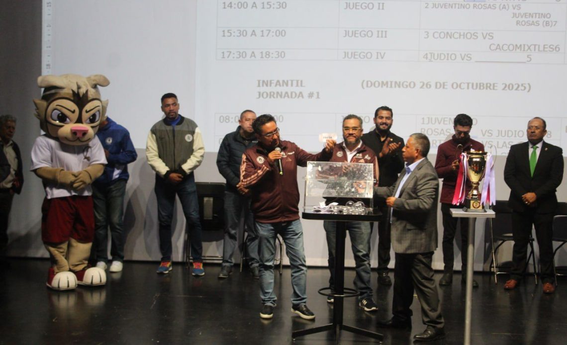 El alcalde, Fernando Mercado Guaida fue testigo de honor del sorteo de la Primera Copa Magdalena “Por La Paz”, torneo de fútbol que busca fortalecer el tejido social de la demarcación, inculcando en la juventud la cultura del deporte entre las y los jóvenes que practican esta actividad física. FOTOS: Especial