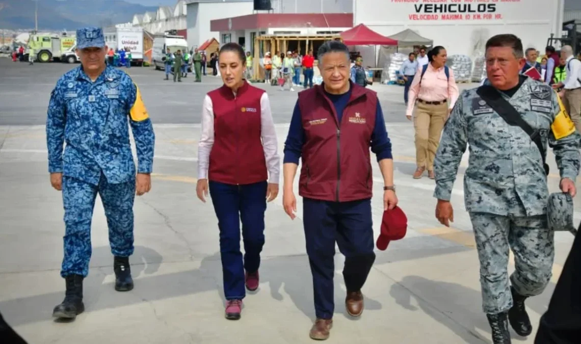 La presidenta de México, Claudia Sheinbaum Pardo; y el gobernador de Hidalgo, Julio Menchaca Salazar; encabezaron una gira de trabajo por los municipios de Huehuetla y Tianguistengo, con el objetivo de dialogar con la gente, supervisar las acciones de apoyo y fortalecer la coordinación interinstitucional para atender esta emergencia. FOTO: Especial