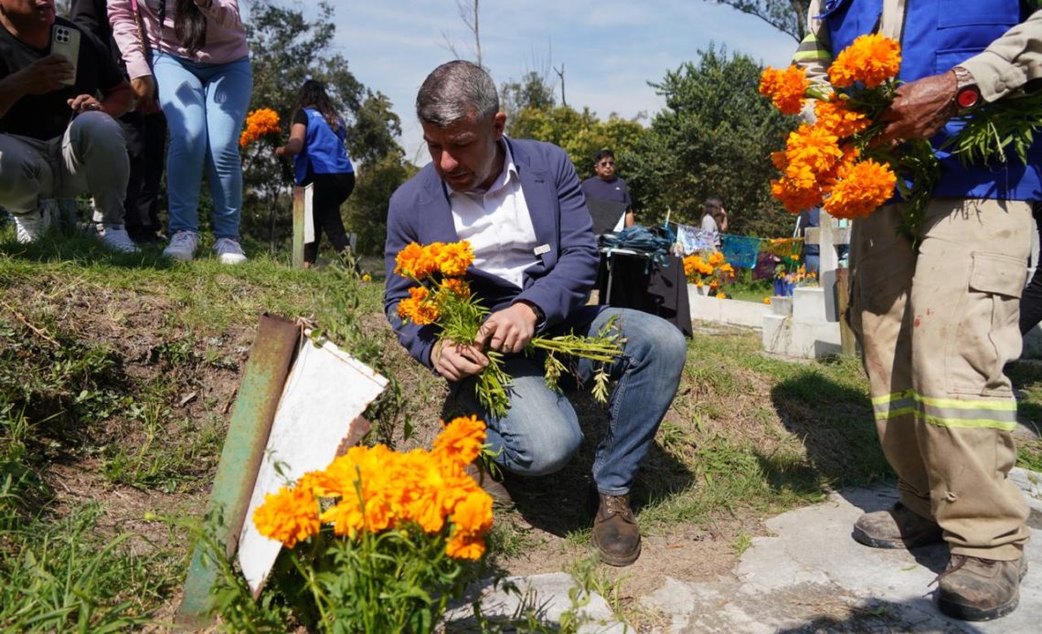 Mauricio Tabe, alcalde de Miguel Hidalgo, encabezó este sábado los festejos por el 150 Aniversario del Panteón Civil de Dolores, el más grande de América Latina, destacando su acervo histórico al albergar la Rotonda de las Personas Ilustres y tener la única una fosa común en funciones en la Ciudad de México.