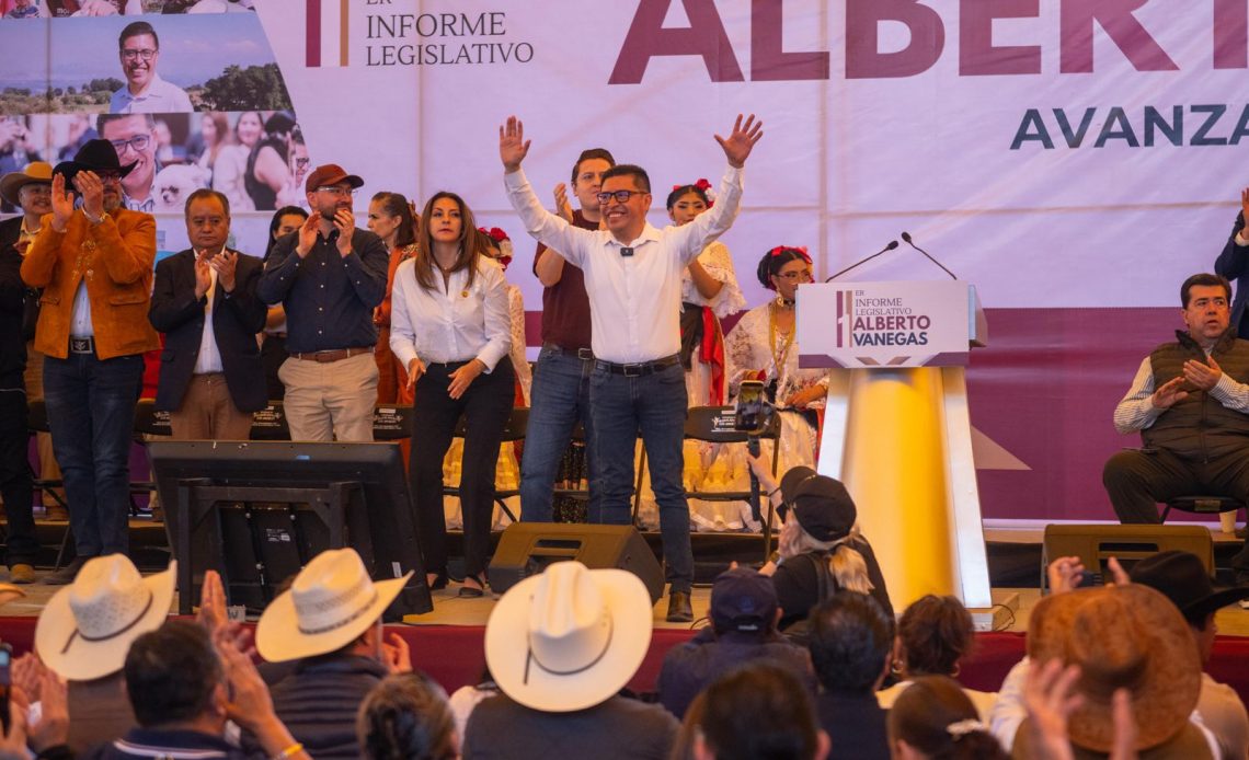 “Rendir cuentas al pueblo, mirarlo de frente, escucharlo y reconocer su voz, es lo que aprendimos del presidente Andrés Manuel López Obrador, nuestro líder moral, quien nos enseñó que el poder solo tiene sentido y se convierte en virtud cuando se pone al servicio de los demás”, destacó el diputado Alberto Vanegas.